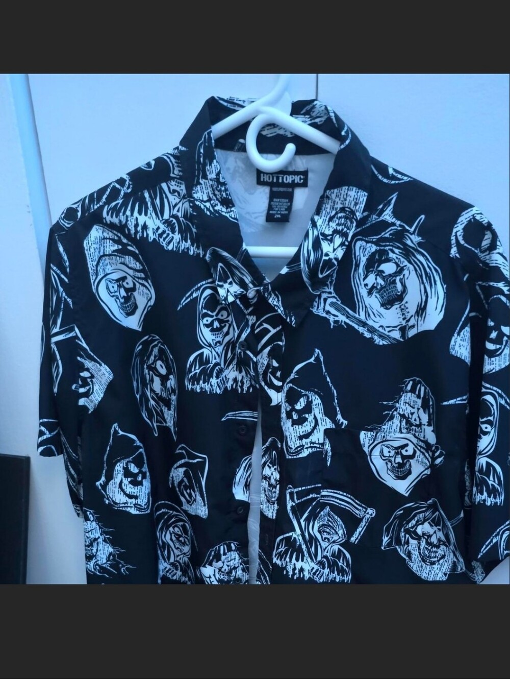 Hot Topic Men’s Black Graphic Button-Up Shirt - 2XL
